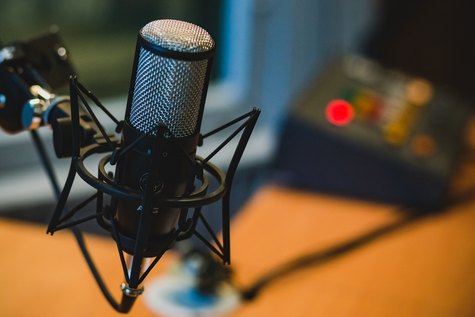 microphone-2618102_1920.jpg  